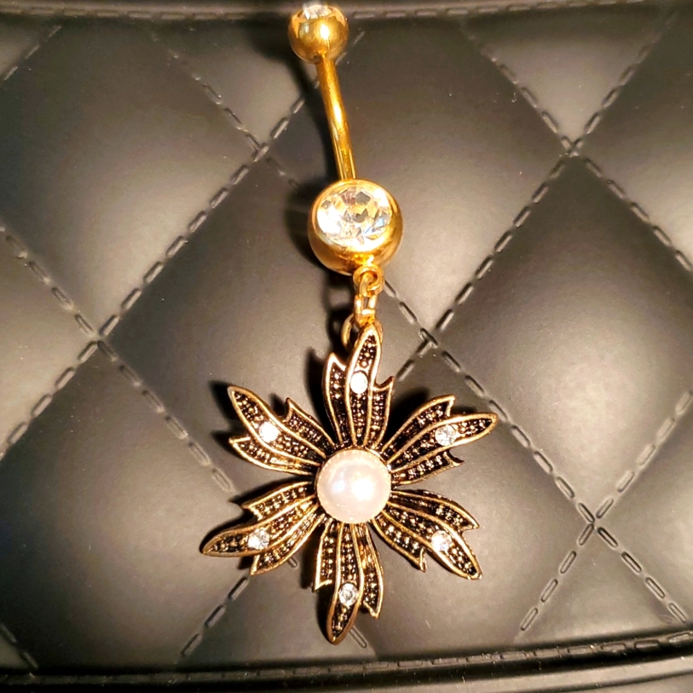 Belly button ring 18k Gold toned Stainless steel jeweled flower 🌼